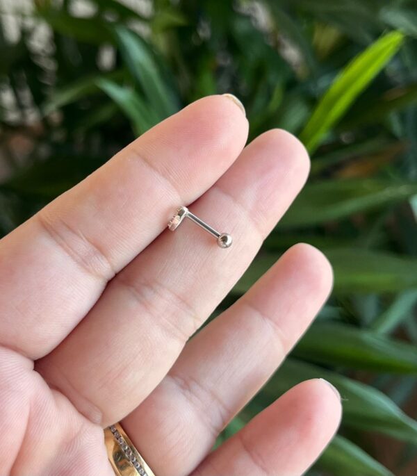 Piercing Tragus em Prata 925 e haste em aço cirúrgico - Imagem 4