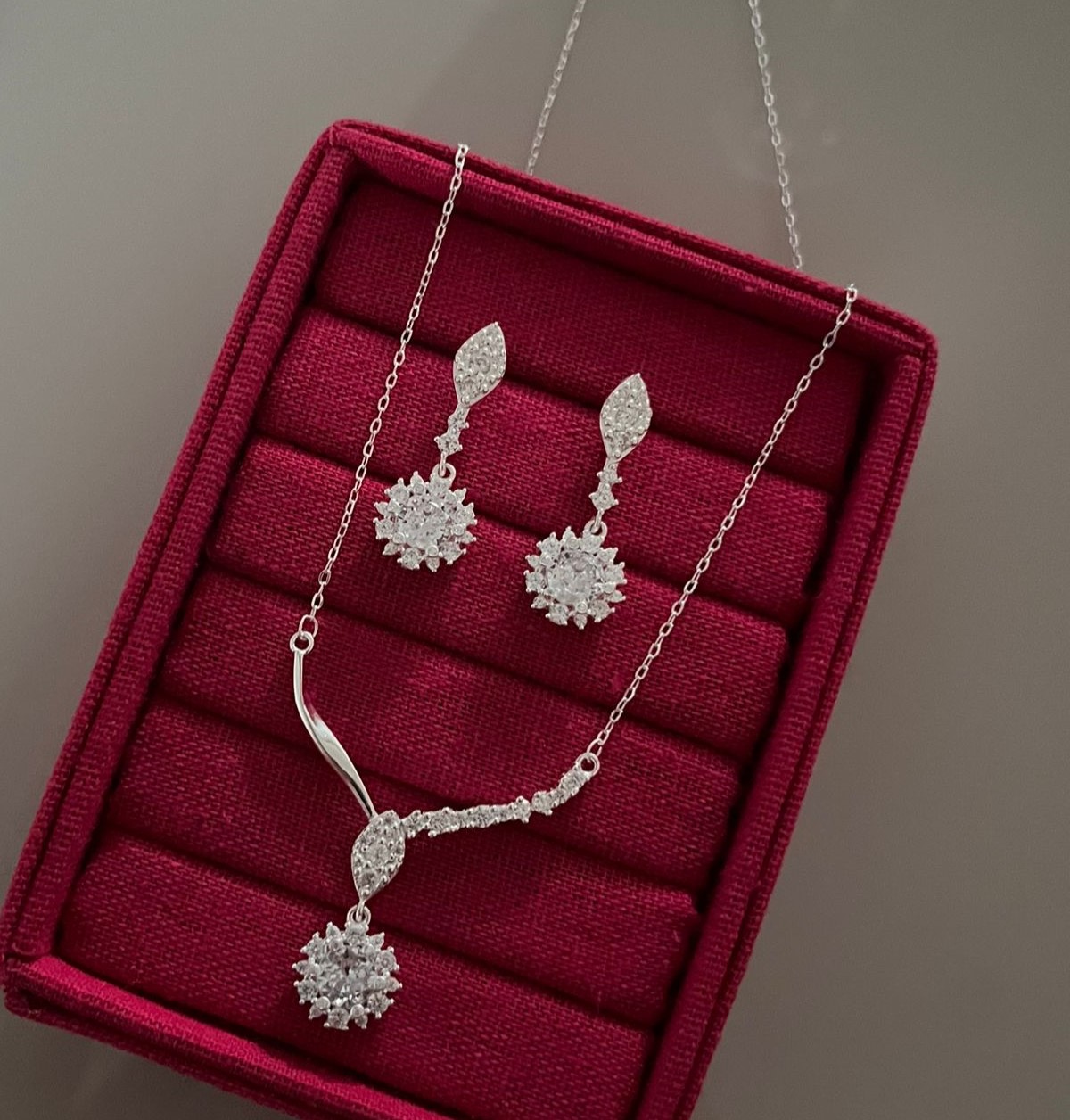 Conjunto V Pendulo Zircônia Borda Cravejada - Prata 925 122487 - Imagem 4